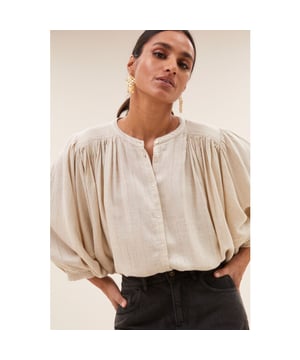 
Kleur: rose lurex stripe<br>
Materiaal: 49% viscose, 40% katoen, 10% linen, 1% lurex<br>
Het Model is 1,75m en draagt maat S