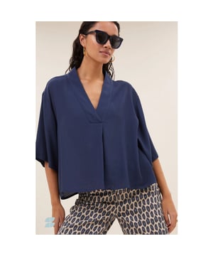 
<p>Ontdek de flora jacket, een must-have in jouw casual garderobe! Deze losvallende jas is perfect voor een ontspannen dag in de stad. Gemaakt van een katoenen kwaliteit, biedt hij zowel comfort als stijl. De lange mouwen maken het een veelzijdige keuze, terwijl de zijzakken je de ruimte geven om je essentials mee te nemen. Met zijn jacquardpatroon is deze jas een tijdloze klassieker die je look compleet maakt!</p>
<ul>
<li>all-time classic</li>
<li>katoen kwaliteit</li>
<li>losvallende pasvorm</li>
</ul><br>Kleur: winter blue <br>
Materiaal: 100% katoen<br>
maatadvies: dit artikel valt op maat<br>
modelinfo: 175 centimeter, draagt maat s<br>
fit: losse pasvorm