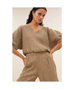 
<p>De mabel lurex blouse, een stijlvolle aanvulling op je casual chic garderobe. Dankzij de elastieken band biedt deze blouse comfort, terwijl de subtiel geweven lurex draad een subtiele glans toevoegt. De v-halslijn maakt deze blouse perfect voor elke gelegenheid. Voel je zelfverzekerd en elegant, waar je ook gaat!</p><br>Kleur: gold <br>
Materiaal: 49% cotton, 44% viscose, 7% lurex<br>
modelinfo: 178 centimeter, draagt maat s<br>
fit: losse pasvorm
