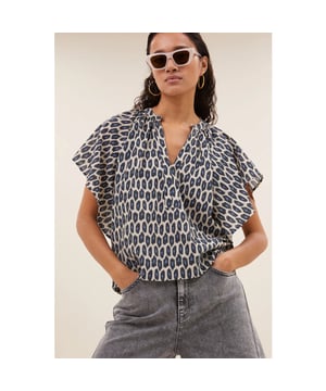 
<div>
<div>Ervaar de charme van de vina paris cheetah blouse, een must-have voor een stijlvolle uitstraling. Deze losvallende pasvorm, comfortabele v-halslijn, korte mouwen en speelse print voegt een levendige touch toe aan je dagelijkse outfit! Draag het met de begum grey pants of ga voor de complete look met de lew paris cheetah pants!</div>
</div>
<div>
<div>
<ul>
<li>katoen kwaliteit</li>
<li>losvallende pasvorm</li>
<li>v-halslijn</li>
</ul>
</div>
</div><br>Kleur: paris cheetah <br>
Materiaal: 100% katoen<br>
maatadvies: dit artikel valt op maat<br>
modelinfo: 178 centimeter, draagt maat s<br>
fit: normale pasvorm