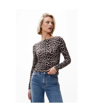 
<ul>
<li>Long sleeve met luipaardprint van een zachte mesh kwaliteit. De body is gevoerd voor extra comfort.</li>
</ul><br>Kleur: sand <br>
Materiaal: 95% Bamboe, 5% Elastaan<br>
Het model is 1.76m lang en draagt maat 36