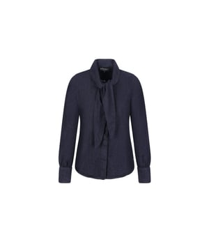 
Deze stijlvolle blouse  is perfect voor de moderne vrouw die van comfort en stijl houdt. De blouse is gemaakt van hoogwaardig materiaal, namelijk 98% katoen en 2% elastaan, waardoor het heerlijk zacht en rekbaar is. De blue denim kleur geeft een trendy en tijdloze uitstraling aan de blouse. Met het merk Elvira Casuals weet je dat je kwaliteit in handen hebt. De blouse heeft lange mouwen en is geschikt voor alle seizoenen. Het veelzijdige design maakt het makkelijk om te combineren met verschillende outfits. Of je nu gaat voor een casual look met een jeans of voor een chique look met een rok, deze blouse is een echte must-have voor elke vrouw. Haal nu deze prachtige blouse in huis en geniet van een stijlvolle upgrade van je garderobe. Bestel hem snel en geniet van de ultieme combinatie van comfort en stijl!