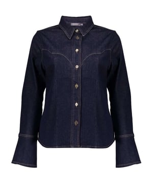 
De donkerblauwe denimblouse van Geisha combineert een casual western-uitstraling met een subtiele vrouwelijke twist. De soepele, stretchy mix van katoen, polyester en elastane volgt je bewegingen en geeft een ontspannen, normale pasvorm die makkelijk te dragen is. Het recht model met luxe knopen en western-stiksel op de voorkant geeft karakter, terwijl de brede manchetten met omslagoptie een speels detail toevoegen. Door de normale lengte valt de blouse mooi over jeans of een rok, waardoor je outfit meteen meer diepte krijgt. Het materiaal voelt zacht aan en behoudt zijn vorm, zodat de blouse er na verloop van tijd nog steeds verzorgd uitziet. Draag hem los of licht ingestopt voor een andere look: beide opties benadrukken je persoonlijke stijl. Deze blouse is een slimme toevoeging aan je garderobe en geeft een zelfverzekerde, stijlvolle indruk bij elke gelegenheid.