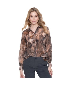
Deze zwarte blouse van Geisha combineert een prachtige slangenprint en ingeweven lurex-streepjes, waardoor elke beweging licht vangt en het silhouet net dat beetje extra krijgt. Het lichte, semi-transparante materiaal voelt soepel aan op de huid en laat de blouse elegant langs het lijf vallen; de normale lengte en recht model zorgen voor een frisse, tijdloze uitstraling die makkelijk te stylen is. De blouse heeft een normale pasvorm die ruimte geeft om te bewegen, zonder te oversized te lijken, en werkt zowel onder een jasje als los gedragen prachtig met jeans of een nette pantalon. Doordat polyester het materiaal basis biedt, blijft de print mooi en de textuur subtiel glanzend, perfect voor wie zoekt naar een verfijnde touch. Draag deze Geisha-blouse wanneer je een verfijnde, zelfverzekerde look wilt die speels en stijlvol tegelijk is.