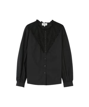 
Zwarte broderie blouse van het merk Grace & Mila. De liege blouse heeft een ronde hals en geborduurde (broderie) details op de voorkant en de halslijn. De mouwen zijn lang met manchetten met knopen. De blouse heeft een knoopsluiting aan de voorkant. 
Draag de zwarte broderie blouse op een mooie jeans met riem voor een stijlvolle casual look. 
Materiaal: 100% katoen.