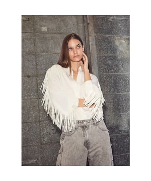 
Let’s get fringy! De witte Fringe Blouse van Haute L’Amitié tilt jouw outfit in één keer naar een higher fashion level. Denk western vibes meets city cool: de statement franjes op de mouwen zorgen voor die onweerstaanbare swing bij elke stap die je zet of draai die je maakt.
De soepelvallende stof en relaxed fit maken deze blouse extra comfortabel én super stijlvol. De klassieke kraag en knoopsluiting houden ’m clean en sophisticated, terwijl de speelse franjes allesbehalve basic zijn.
Stylingtip: Combineer ‘m met een grijze wide leg jeans en pointed boots voor een urban-western look die helemaal on trend is.
Product details:

Merk: Haute L’Amitié
Model: Fringe Blouse
Kleur: Wit / Off-white
Materiaal: 65% polyester, 35% katoen
Soepel vallende stof met licht crinkle effect
Lange mouwen met franjes op schouders en armen
Doorknoopsluiting, klassiek kraagje
Ronde zoom, licht oversized fit
Valt normaal op maat
Stylecode: HL10298 White

