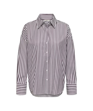 
Deze prachtige blouse van Jacqueline de Yong zal zeker een veelzijdige toevoeging zijn aan je garderobe! De witte dessin print geeft de blouse een speelse touch, terwijl de lange mouwen en klassieke kraag zorgen voor een tijdloze uitstraling. Perfect voor zowel een zakelijke als casual look.en#10;en#10;De blouse is gemaakt van een mix van hoogwaardige materialen: 60% polyester en 40% katoen. Dit zorgt niet alleen voor een comfortabele pasvorm, maar ook voor duurzaamheid en vormbehoud. De stof voelt zacht aan op de huid en is licht en luchtig, ideaal voor de lente- en zomermaanden.en#10;en#10;Combineer deze blouse met een mooie jeans en sneakers voor een casual look of draag hem met een elegante rok en hakken voor een chique outfit. Hoe dan ook, je zult stralen in deze stijlvolle blouse van Jacqueline de Yong. Haal hem nu in huis en creëer eindeloos veel outfits! Bestel snel  en geniet van gratis verzending.