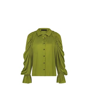 
De Mima Blouse (SEI724121) van JANE LUSHKA is een blouse met klassieke kraag, doorknoopsluiting en lange pofmouwen die aan de onderzijde zijn afgewerkt met elastiek. De blouse heeft een lage mouwinzet die aan de voor en achterzijde is afgewerkt met gesmoqte details. Dit model heeft een rechte soepelvallende pasvorm, valt over de heup en is uitgevoerd in de kleur Olivia Green. <br /><br />De zachte en gladde stof is gemaakt van Viscose.