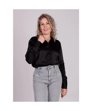 
Breng elegantie en luxe in je garderobe met de zwarte glanzende blouse Lucilla van Modström! Deze satijnlook blouse straalt verfijning uit met haar subtiele glans en tijdloze zwarte kleur. De zwarte glanzende blouse heeft een klassieke kraag, lange mouwen en valt lang. De comfortabele en duurzame stof, gemaakt van 42% viscose en 58% LENZING™ ECOVERO™-viscose, voelt zacht aan en zorgt voor een chique look. 
Combineer de blouse met een pantalon of rok voor een stijlvolle outfit die indruk maakt!
Product details:

Klassieke kraag
Knoopsluiting
Lange mouwen, manchetten zijn afgewerkt met knoopsluiting
De zwarte blouse valt lang
Material: 42% viscose, 58% LENZING™ ECOVERO™-viscose
Valt normaal op maat
