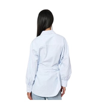 
<meta charset="UTF-8">
<p><strong>Productomschrijving</strong></p>
<p>Oversized blouse van het merk NORR. De blouse heeft een verstelbare strik aan de voorkant. </p>
<ul>
<li><span>Stofsamenstelling: 70% polyester, 30% viscose</span></li>
<li>Pasvorm: valt normaal. Let op: het ontwerp van de blouse is oversized. Twijfel je over de maat? Neem contact met ons op en we helpen je graag verder! </li>
</ul>