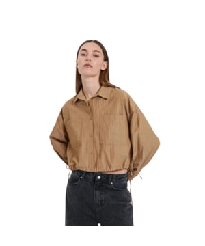 
<p>Cropped blouse van het merk NORR. De blouse heeft twee zakken aan de voorkant en trekkoordjes aan de zijkant.</p>
<ul>
<li>Stofsamenstelling: <span>45% katoen, 45% polyester, 10% viscose</span>
</li>
<li>Pasvorm: valt normaal. Twijfel je over de maat? Neem contact met ons op en we helpen je graag verder! </li>
</ul>