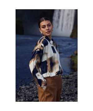 
<p>De Noeria Blouse van soepel viscose een stijlvolle zand/navy print en knoopsluiting. De blouse is afgewerkt met een elastiek aan de onderkant voor een trendy ballon-effect. Het iets kortere model geeft je look een moderne, speelse touch. Combineer met een high waist jeans of pantalon.</p><br>Kleur: sand/navy <br>
Materiaal: 100% viscose