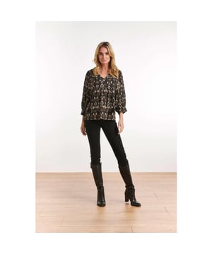 
Deze bohemian top met aztec print zwart/beige is een must-have in je garderobe! De top is gemaakt van Eco Vero, een duurzame rayon viscose en voelt daardoor soepel aan. Het model heeft driekwart pofmouwen met manchetten en een V-hals met ruches met onderaan twee koordjes met kwastjes die als klein strikje geknoopt kunnen worden. 

 Specificaties bohemian top met aztec print zwart/beige:

  
 * Pasvorm: losvallend 
 * Model: 177 cm lang en draagt maat S/36 
 * Made in P.R.C. 
 * black-sand