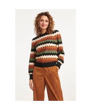 
Breng een vleugje retro charme in je wintergarderobe met onze Smashed Lemon Retro Grafische Gebreide Top. Met zijn prachtige combinatie van bruine, zwarte, groene en zandtinten, zal deze knitted top je outfit een unieke en nostalgische uitstraling geven. Onze Smashed Lemon Retro Grafische Gebreide Top is een prachtige toevoeging aan je wintercollectie. De retro kleuren en het grafische patroon voegen een speelse en vintage sfeer toe aan elke look. De top is gemaakt van zacht en comfortabel viscose, waardoor je je de hele dag warm en behaaglijk voelt. De gebreide constructie zorgt voor een knusse pasvorm en geeft je een stijlvolle uitstraling. Met zijn veelzijdige kleurenpalet is deze retro gebreide top gemakkelijk te combineren met verschillende outfits. Draag het op een zwarte skinny jeans voor een chique en casual look, of combineer het met een rok en laarzen voor een trendy en winterse outfit.



 Specificaties

 
 * Print: grafisch  
 * Pasvorm: losvallend 
 * Lengte: kort 
 *