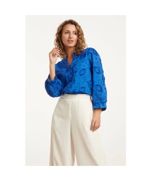 
Voeg een vleugje elegantie toe aan je garderobe met de Smashed Lemon dames Cobalt Blauwe 3D Bloemen Blouse. Deze unieke blouse is gemaakt van een speciaal bloemen geborduurde katoen, waardoor de stof een prachtige 3D-textuur krijgt. De blouse heeft een losse pasvorm en is voorzien van 3/4 mouwen met brede manchetten, wat zorgt voor een luchtige en moderne uitstraling. De V-hals met bedekte knopen loopt van de borst tot de onderkant van de blouse, wat de vrouwelijke vorm flatteert. Perfect te combineren met zowel casual als chique outfits! Belangrijkste kenmerken: - 3D bloemenborduurwerk voor een luxe textuur - Losse pasvorm en 3/4 mouwen met brede manchetten - Gemaakt van 100% katoen voor een comfortabele pasvorm Met de Smashed Lemon Cobalt Blauwe 3D Bloemen Blouse voeg je een stijlvolle en verfijnde uitstraling toe aan je dagelijkse look.Specificaties :

 
 * Stijl: blouses 
 * Print: Bloemen 
 * Pasvorm: Losvallend 
 * Lengte: Kort 
 * Model is : 175 cm tall and wears size S/36 
 *