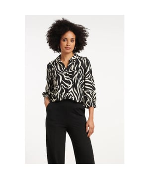
Voeg een tijdloze, moderne stijl toe aan je collectie met deze prachtige top van Smashed Lemon. De top is ontworpen met driekwart mouwen en een elegante kraag, waardoor het een verfijnde uitstraling krijgt. De knoopsluiting die doorloopt tot onderaan de top voegt een speels detail toe en maakt de top zowel praktisch als stijlvol. De abstracte zwart-witte print zorgt voor een verfijnde en veelzijdige look die gemakkelijk te combineren is met zowel casual als meer formele outfits. Deze top is perfect voor zowel de werkdag als een avondje uit. Kenmerken: - Driekwart mouwen en kraag voor een verfijnde, klassieke look - Knoopsluiting tot onderaan de top voor een unieke, modieuze uitstraling - Abstracte zwart-witte print voor een veelzijdige en tijdloze stijl Specificaties :

 
 * Stijl: tops 
 * Print: Graffisch 
 * Pasvorm: losvallend 
 * Lengte: boven de knie 
 * Model: 180 cm lang en draagt maat S/76 
 * Production country: Made in P.R.C. 
 * Kleur: Zwart, Wit 
 * Lining: no lining 
 *
