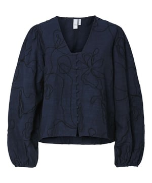
Deze donkerblauwe blouse van y.a.s is een elegante keuze met subtiele, geborduurde details die meteen de aandacht trekken. De V-hals en knoopsluiting geven het bovenstuk een vrouwelijke lijn, terwijl het rechte model en de normale pasvorm zorgen voor een ontspannen draaggevoel dat je makkelijk combineert met zowel jeans als een nette broek. De mouwen vallen wijd en eindigen in een elastisch randje, wat beweging en luchtigheid toevoegt zonder te overdrijven. Gemaakt van een mix van katoen en viscose voelt de stof warm en toch ademend aan, perfect voor koelere dagen wanneer je wilt uitstralen dat je moeite hebt gestoken in je look. De lengte is klassiek, waardoor de blouse mooi over de taille valt en makkelijk in of op broek en rok te dragen is, afhankelijk van je stemming. Door de verfijnde borduursels krijgt het eenvoudige silhouet een sierlijke twist die veelzijdigheid biedt voor zowel dagelijkse als iets nettere gelegenheden.