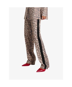 
De Alix the Label Leopard broek uit de 10 years jubileum collectie heeft een relaxed pasvorm. De broek heeft een zwarte tailleband met een streep aan de zijkant en een 10 YEAR label op de zak. Combineer de Alix broek samen met de bijpassende gilet en blazer.