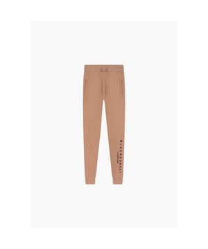 
De Athena Pants in de kleur beige en zwart is perfect te combineren met de bijpassende Athena Hoodie. Je kan deze broek vrijwel bij iedere gelegenheid dragen. De broek zit comfortabel en het ademt goed, dat maakt de aanschaf van deze broek een prima investering, naast het feit de broek ook nog eens heerlijk zit. De broek heeft een 2 Luxe metalen koordsluitingen en heeft aan de zijkant een gedrukte design. Deze pants is gemaakt voor 100% katoen.
