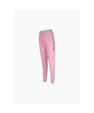 
De daily pants in de kleur roze is perfect te combineren met de bijpassende daily crop hoodie. De ideale outfit om lekker te relaxen. Je kunt het vrijwel bij iedere gelegenheid dragen. De daily trackpants zit comfortabel en het ademt goed, dat maakt de aanschaf van deze daily trackpants een prima investering, naast het feit dat de daily trackpants ook nog eens heerlijk zit. De daily trackpants heeft een koordsluiting aan de voorzijde en heeft Black Donkey geborduurd op de voorzijde, achterzijde en linkerzijkant. De daily trackpants is gemaakt van 100% katoen.