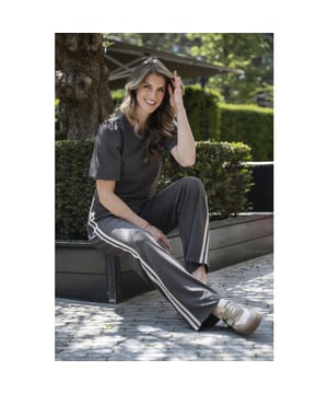 
Deze bruine lange broek voor dames van het merk Elvira Casuals is een tijdloze toevoeging aan je garderobe. Gemaakt van een zachte en comfortabele mix van materialen, waaronder 56% viscose, 38% polyester en 6% elastane, biedt deze broek zowel stijl als elasticiteit. Perfect voor elke gelegenheid, van een dag op kantoor tot een avondje uit. De broek heeft een klassieke snit met een slanke pasvorm, waardoor je figuur mooi wordt geaccentueerd. Combineer het met een blouse voor een formele look of draag het met een oversized trui voor een meer casual uitstraling. Bestel deze must-have broek nu  en upgrade je kledingkast met deze veelzijdige en modieuze Elvira Casuals broek.