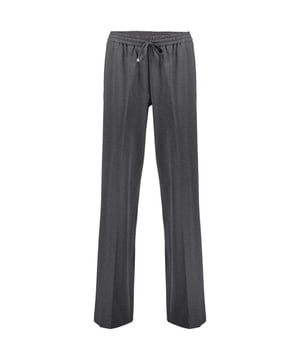 
De mid grey pantalon van Geisha heeft een subtiele, donkergrijze melange die moeiteloos met veel items combineert. De stof met viscose, polyester en een vleugje elastane beweegt mee en geeft de broek een ontspannende uitstraling, terwijl de normale taillehoogte en reguliere pasvorm zorgen dat hij soepel over de heupen valt. Langs de zijnaden loopt een fijne zwarte bies die het silhouet een geraffineerde twist geeft; de elastische tailleband met strik maakt aan- en uittrekken makkelijk en voegt een speels detail toe. Draag hem losjes met een oversized trui voor een nonchalante look of stijl hem met een blazer voor een nettere indruk, de lengte blijft netjes op de voetlijn. Deze pantalon blijft betrouwbaar in stijl en draagbaarheid, een veelzijdig stuk dat je garderobe direct meer karakter geeft. Geniet van het zelfvertrouwen dat een doordachte, comfortabele look kan brengen.