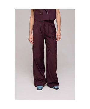 
<p>Rich tones, relaxed fit. De SADIE pants in DARK FUDGE heeft een comfortabele wijde pijp, een hoge taille en een diepe warme kleur. Gemaakt van een soepele stof die moeiteloos meebeweegt. Combineer met de ESMEE gilet voor een perfecte set. Dark and dreamy for any day.</p><br>Kleur: dark fudge <br>
Materiaal: 75% Polyester, 25% Rayon <br>
Het model is 174 cm en draagt maat S
