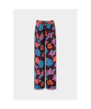 
Deze elegant en kleurrijke lange broek voor dames van het merk Harper and Yve is een must-have voor jouw garderobe. De multicolor broek is gemaakt van 100% viscose, wat zorgt voor een comfortabele pasvorm en een luchtige uitstraling. De broek heeft een hoge taille en wijde pijpen, wat zorgt voor een speels en vrouwelijk effect. De subtiele plooien bij de taille zorgen voor een flatterende look. Combineer deze broek met een basic top en sneakers voor een casual look of met een blouse en hakken voor een chique uitstraling. Met deze broek ben je helemaal klaar voor iedere gelegenheid. Shop hem nu in de kledingwebshop  en geniet van de perfecte mix van comfort, stijl en kleur!