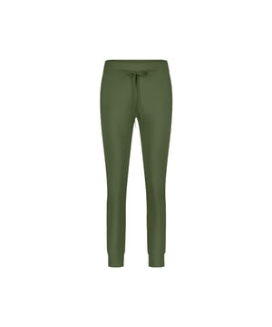 
De John stretch technical jersey pants (9UG225234) van JANE LUSHKA in de kleur Olivia Green zijn een perfecte mix van elegantie en draagcomfort. Deze broek is ontworpen met een flatterende pasvorm en vervaardigd uit hoogwaardige stretch technical jersey, waardoor hij soepel met je meebeweegt en een luxe uitstraling heeft. De subtiele details en minimalistische afwerking maken deze broek geschikt voor zowel casual als formele outfits. Combineer hem met een blouse en hakken voor een stijlvolle look of draag hem metde Lucca Strech Technical Jersey Top (UG625205) voor een moderne, ontspannen uitstraling.<br /><br />Productspecificaties:<br />- Kleur: Olivia Green<br />- Model: Slim-fit broek<br />- Pasvorm: Stretch technical jersey<br />- Taille: Elastische tailleband<br />- Sluiting: Verborgen ritssluiting<br />- Details: Minimalistisch design en subtiele stiksels<br /> -Materiaal: Hoge kwaliteit technische stretchstof