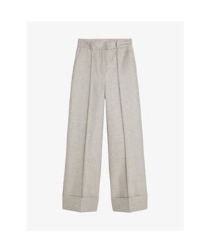 
De Josh V Jagger dames broek in de kleur Grey Silver heeft een trendy wide leg pasvorm. De wide leg pantalon is gemaakt van een comfortabele kwaliteit met gerecycled polyester, wol en zilverkleurig lurex. De combinatie van wol en lurex geeft de grijze pantalon een stijlvolle en tijdloze uitstraling. De broek heeft verder een verlengbare zoom, waardoor de lengte eenvoudig aanpasbaar is. Stijltip: combineer de broek met de bijpassende Fabienne bomber voor een complete Josh V look. Perfect voor zowel formele als casual gelegenheden.
