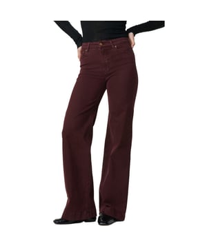 
De palazzo Mistral Megalia Shot Cabernet van Lois combineert comfort met stijl, perfect voor elke vrouw die houdt van modieuze kleuren. De broek is gemaakt van een mix van elastane, katoen, elastomultiester en polyester, wat zorgt voor een aangename stretch en blijft goed in model. Met een hoge taille en normale pasvorm sluit de broek prachtig aan en biedt deze tegelijkertijd ultieme bewegingsvrijheid. De donker rode kleur maakt het eenvoudig om te combineren met verschillende tops en schoenen in je garderobe. Deze jeans straalt moeiteloze elegantie uit, of je nu een dagje op pad gaat of een avondje uit plant.