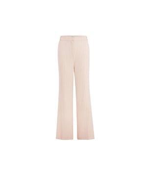 
De Pvivi pinstripe pants van MORGAN DE TOI is een stijlvolle toevoeging aan je garderobe. Deze naturel pinstripe broek combineert een verfijnde uitstraling met een comfortabele fit. De hoge taille zorgt voor een elegante silhouet, terwijl de wijde pijpen een moderne en flatterende look creëren. <br />De verticale strepen verlengen optisch het been en geven een chique touch. De broek is voorzien van Italiaanse steekzakken, riemlussen, een gulp met rits en knoopsluiting. Plooiaccenten op de benen maken het ontwerp compleet. Perfect te combineren met de bijpassende Morgan De Toi Vivi blazer.<br /><br />Productspecificaties:<br />- kleur: Naturel<br />- Pasvorm: Wide leg<br />- Taille: Hoog<br />- Sluiting: Rits- en knoop<br />- Details: Italiaanse steekzakken en verticale strepen, plooien en riemlussen<br />- Materiaal: Polyester
