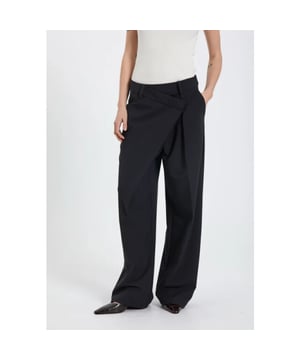 
<p> </p>
<p>Pantalon met schuine sluiting van het merk NORR. </p>
<ul>
<li>Stofsamenstelling:<span> 76% polyester, 19% viscose, 5% elastaan </span>
</li>
<li>Pasvorm: valt normaal. Twijfel je over de maat? Neem contact met ons op en we helpen je graag verder! </li>
</ul>