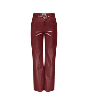 
Op zoek naar een comfortabele en stijlvolle lange broek dames in de kleur bordeaux? Dan is deze broek van het populaire merk Only zeker een goede optie! Deze broek is gemaakt van hoogwaardige materialen, namelijk 70% katoen, 28% polyester en 2% elastaan. Dit zorgt niet alleen voor een zachte en soepele stof, maar ook voor een goede pasvorm. De bordeaux kleur geeft de broek een trendy en modieuze uitstraling, waardoor jij helemaal on-trend bent. Deze broek is eenvoudig te combineren met verschillende tops en schoenen, waardoor je er diverse outfits mee kunt creëren. De perfecte broek voor elke gelegenheid dus! Bestel hem nu snel en gemakkelijk , de webshop voor trendy kleding!