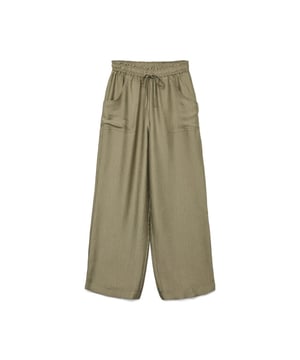 
Main fabric: 45% LENZING™ ECOVERO™ Viscose, 40% Recycled Polyester, 15% Nylon