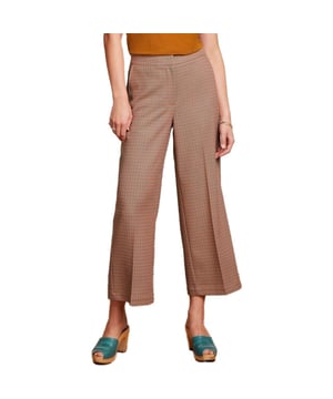 
De Federica Pants Monae Check van King Louie is de perfecte aanvulling op jouw zomergarderobe. Deze stijlvolle pantalon biedt comfort en een normale pasvorm, waardoor je je de hele dag prettig voelt. De combinatie van elastane, polyester en viscose zorgt voor een bijna kreukvrije stof, ideaal voor een drukke dag. Met een trendy ruitprint in blauw, beige en terra laat je een blijvende indruk achter. De hoge taille benadrukt je figuur en geeft een elegant silhouet. De 7/8-lengte maakt de broek veelzijdig en perfect voor zowel casual als formele gelegenheden. Draag deze pantalon met een eenvoudig shirt voor een moeiteloze look of kleed het aan met een bijpassend jasje van de zelfde stof voor een chique uitstraling. Maak je klaar om complimenten te ontvangen met deze modieuze keuze van King Louie.