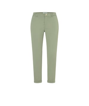 
De olijf kleurige chino dames van het merk Mac Women is een perfecte aanvulling op je kledingkast. Gemaakt van 97% katoen en 3% elastaan, biedt deze broek zowel comfort als stijl. Het zachte en lichtgewicht materiaal zorgt voor een relaxte pasvorm die de hele dag door comfortabel blijft. De olijfgroene kleur is een tijdloze klassieker die gemakkelijk te combineren is met elke outfit. Of je nu een casual look wilt creëren met een t-shirt en sneakers of een chique uitstraling wilt met een blouse en hakken, deze chino broek is een veelzijdig kledingstuk dat geschikt is voor elke gelegenheid. Bestel nu en voeg deze must-have toe aan je garderobe!
