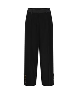 
Zwarte dames pantalon model Sharp van Y.A.S. Een hoog model met deels elastische tailleband die van satijn glanzende stof gemaakt is. Een Chino model met insteekzakken. Deze zit comfortabel op de heupen en is en wijdvallend op de bovenbenen. Onderaan de zijkanten is een split gemaakt met 6 mooie goudkleurige knopen. De polyester met viscose stof is stretchy en nagenoeg kreukvrij. Maat S is vergelijkbaar met 36 dames maat. Bijpassende blazer Sharp is vandezelfde stof gemaakt.