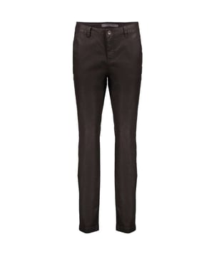 
Deze bruine chino van Geisha combineert de nette uitstraling van een coated stof met de soepelheid van katoen en elastane, waardoor hij mooi meebeweegt tijdens je dag. De normale taille en rechtvallende pijpen geven een vertrouwde, gestroomlijnde look; je merkt dat de pasvorm naar voren komt zonder poespas, met smal toelopende pijpen aan de onderzijde voor een eigentijdse twist. Het chino-model voelt niet te strak en behoudt tegelijk een verzorgde lijn, ideaal om zowel naar kantoor als in je vrije tijd te dragen. Dankzij de klassieke steekzakken blijft het silhouet rustig en veelzijdig, terwijl de bruine kleur warmte en karakter toevoegt aan je garderobe. Draag hem met een oversized trui voor een nonchalante uitstraling of kies voor een blouse om de netheid te benadrukken; de stof en snit laten beide opties moeiteloos werken. Dit is een broek die je stijl versterkt en net dat extra zelfvertrouwen geeft bij elke keuze van je outfit. Veel plezier met combineren.