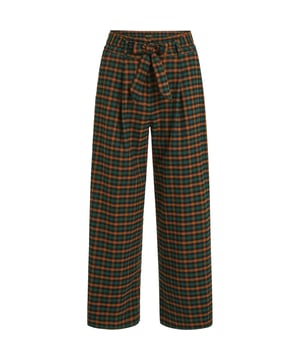 
De Ava pantalon van King Louie trekt meteen de aandacht met een subtiel geruit dessin in zwart, groen en curry bruin. De hoge taille en de strikband accentueren je taille terwijl de wijdvallende, normale pasvorm de benen elegant omlijnt en een relaxte doch verzorgde uitstraling geeft. Gemaakt van een mix van elastane, polyester en viscose voelt de stof soepel en licht aan, waardoor de pantalon soepel meebeweegt tijdens je dag. Door de chino-achtige vorm blijft het model veelzijdig: draag hem met een fijne trui of een nette blouse voor een sprankelende combinatie. De lengte is klassiek en werkt makkelijk met zowel enkellaarsjes als nette schoenen, waardoor styling moeiteloos gaat. Details zoals de band en het ruitpatroon geven karakter zonder te overstemmen, perfect voor wie subtiele flair zoekt. Deze pantalon past bij uiteenlopende looks en laat je zelfverzekerd de deur uitgaan. Geniet van de aandacht die dit stijlvolle, comfortabele model oproept.