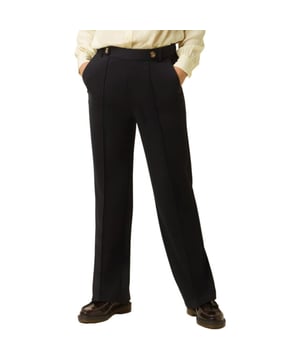 
De Garbo Pintuck Pants van King Louie is een zwarte pantalon die moeiteloos stijl en draagbaarheid combineert. De hoge taille omarmt je silhouet en geeft steun, terwijl de wijdvallende pasvorm langs het been een elegante, ontspannen lijn creëert die je makkelijk naar kantoor of een avondje uit meeneemt. De stevige travel-stof met elastane, viscose en nylon voelt soepel en heeft genoeg stretch om mee te bewegen zonder te vervormen. Voorzijde plooinaad en subtiele steekzakken geven de broek karakter, en de blinde ritssluiting aan de achterzijde en tailleband met lusjes en knoopdetails zorgen voor een verzorgde afwerking. Dankzij de doordachte snit oogt de pantalon net even anders dan een klassieke chino, waardoor je outfit direct een moderne twist krijgt. Draag hem met een zachte trui of een nette blouse en voel je klaar voor elk moment waarop je er verzorgd uit wilt zien. Een fijne basis voor je garderobe die je elke keer weer net dat beetje meer vertrouwen geeft in je look.