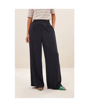 
<p>Ontdek de benji viscose pants, jouw nieuwe favoriete casual chic broek! Gemaakt van Lenzing ecovero viscose, biedt deze broek comfort en een verantwoorde keuze. De losse pasvorm en hoge taille creëren een elegante look, terwijl de zijzakken handig zijn voor kleine essentials.</p>
<ul>
<li>ecovero lenzing viscose</li>
<li>elastieken band</li>
<li>draagbaar als set</li>
</ul><br>Kleur: Graphite <br>
Materiaal: 100% ecovero viscose<br>
maatadvies: dit artikel valt op maat<br>
model info: 175 centimeter, draagt maat s<br>
fit: losse pasvorm