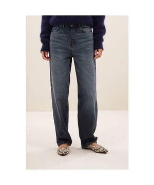 
Kleur: dark denim <br>
Materiaal: 100% organic cotton<br>
Het model is 1,75m en draagt maar XS