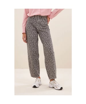 
<p>Ontdek de lew grey cheetah pants, een casual broek met een hoge taille die je stijl en comfort biedt. Gemaakt van organisch katoen met een duurzame wassing, voelt hij zacht en verantwoord aan. Met vijf handige zakken en een lange lengte is deze broek perfect voor een ontspannen, toch modieuze look die altijd goed zit.</p><br>Kleur: grey cheetah<br>
Materiaal: 100% organic cotton<br>
Het model is 1,78m en draagt maat XS