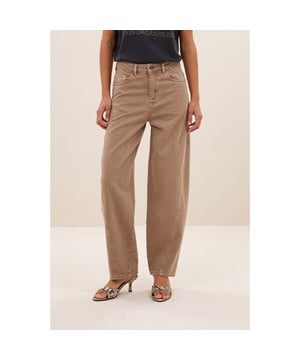 
<p>Ontdek de begum sand pants, gemaakt door onze denimspecialist. Deze casual broek met een tijdloze pasvorm biedt ultiem draagcomfort dankzij het biologisch katoen en de tijdloze pasvorm. Met enkellengte, hoge taille en praktische 5 zakken, is dit een veelzijdig item dat perfect past bij elke look. Een duurzame keuze voor stijl en comfort.</p>
<ul>
<li>gemaakt door specialist in denim</li>
<li>organisch katoen</li>
<li>tijdloze pasvorm</li>
</ul><br>Kleur: stone sand <br>
Materiaal: 100% organic cotton<br>
model info: 175 centimeter, draagt maat xs<br>
fit: losse pasvorm