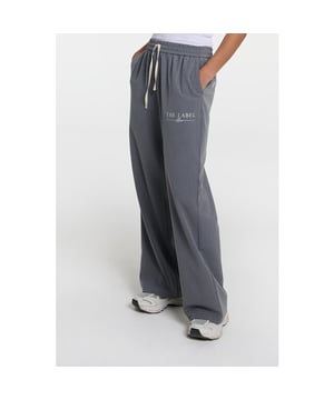 
Kleur: SOFT GREY MELANGE <br>
Materiaal: 74% Polyester / 22% Viscose / 4% Elastane<br>
Het model is 1,76m en draagt maat S