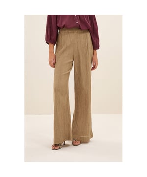 
<p>Ontdek de benji lurex pants, een stijlvolle broek in casual chic stijl met een rechte pasvorm en lange lengte. De hoge taille en elastieken band zorgen voor comfort, terwijl de subtiel geweven lurex draad een vleugje glamour toevoegt. Met verborgen steekzakken is deze broek perfect voor een elegante look.</p>
<ul>
<li>elastieken band</li>
<li>verborgen steekzakken</li>
<li>subtiel geweven lurex draad</li>
</ul><br>Kleur: gold<br>
Materiaal: 49% cotton, 44% viscose, 7% lurex<br>
modelinfo: 178 centimeter, draagt maat xs<br>
fit: rechte pasvorm<br>
maatadvies: dit artikel valt op maat