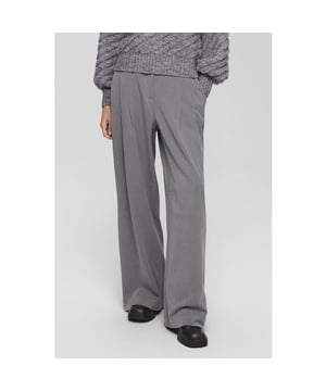 
kleur: GREY MELANGE<br>
materiaal: 50% Recycled Polyester, 33% Viscose, 13% Polyester & 4% Elastane<br>
Deze broek heeft wijde pijpen.