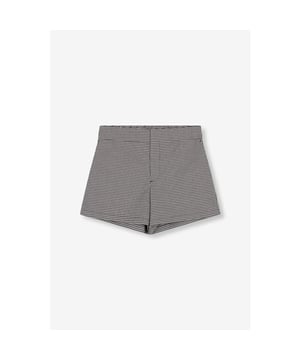 
Voeg een vleugje elegantie toe aan je garderobe met deze prachtige zwarte dessin short voor dames van het merk Alix The Label. De short is gemaakt van een hoogwaardige mix van 80% polyester, 18% viscose en 2% elastane, waardoor hij zowel comfortabel als stijlvol is. Het zwart dessin geeft de short een speelse en toch klassieke uitstraling die gemakkelijk te combineren is met andere items in je kledingkast. Perfect voor een dagje uit of een avondje uit, deze short is een must-have voor elke fashionista. Shop nu bij Nummerzestien en voeg deze prachtige short toe aan je collectie!