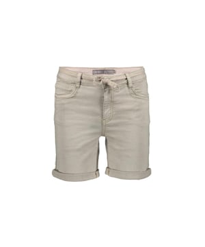 
De Shorts (51321-10) van GEISHA in de kleur Sand zijn een must-have voor zonnige dagen. Deze comfortabele korte broek heeft een casual uitstraling dankzij de omgeslagen zoom en het trekkoorddetail in de tailleband. De zachte stretchstof zorgt voor een aangename pasvorm, terwijl het vijfzakkenmodel zowel stijlvol als praktisch is. Draag deze shorts met een luchtige blouse of de SUE Singlet Spaghetti AOP (52136-60) voor een moeiteloze zomerse outfit.<br /><br />Productspecificaties:<br />- Kleur: Sand<br />- Model: Shorts met trekkoord<br />- Pasvorm: Regular fit<br />- Sluiting: Knoop met ritssluiting en trekkoord<br />- Zakken: Vijfzakkenmodel